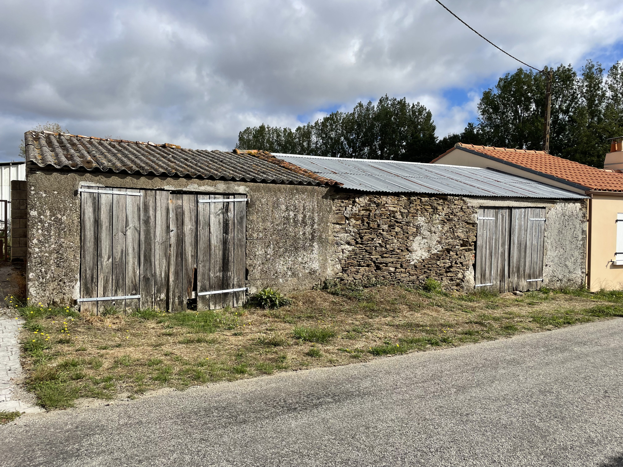 CHAUVÉ - BATIMENT EN PIERRE